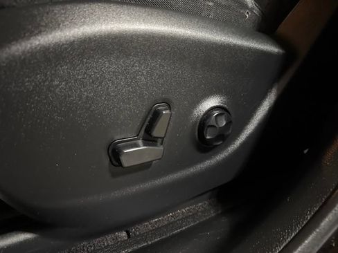 Used 2017 Jeep Cherokee Overland w/ Technology Group AWD/4WD image 4