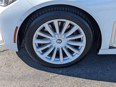 Used 2022 BMW 740i w/ Premium Package RWD image 9