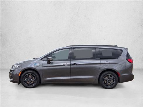 Used 2021 Chrysler Pacifica Limited w/ Uconnect Theater Family Group FWD image 8