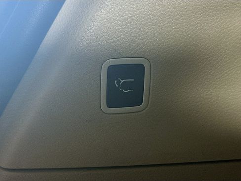 Used 2020 Chrysler Pacifica Limited w/ Advanced Safetytec Group FWD image 32