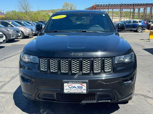 Used 2017 Jeep Grand Cherokee Altitude AWD/4WD image 4