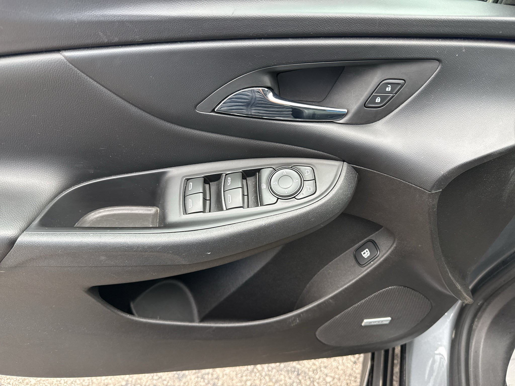Used 2018 Chevrolet Volt Premier w/ Driver Confidence Package FWD image 16