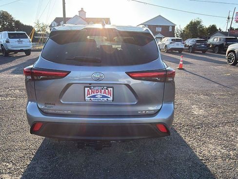 Used 2021 Toyota Highlander XLE AWD/4WD image 6