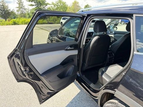 Used 2023 Volkswagen Taos SE w/ Panoramic Sunroof Package AWD/4WD image 16