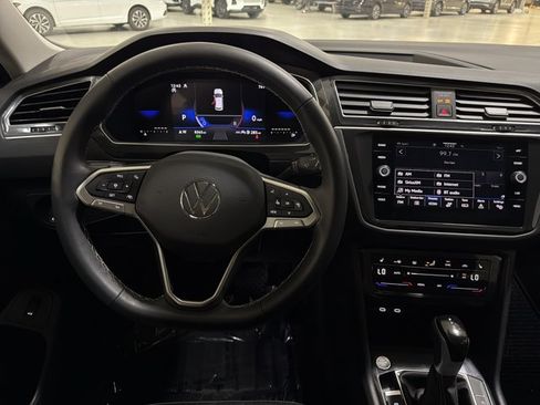 Certified 2024 Volkswagen Tiguan SE w/ Panoramic Sunroof Package AWD/4WD image 28