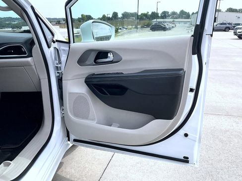Used 2022 Chrysler Pacifica Touring-L FWD image 15