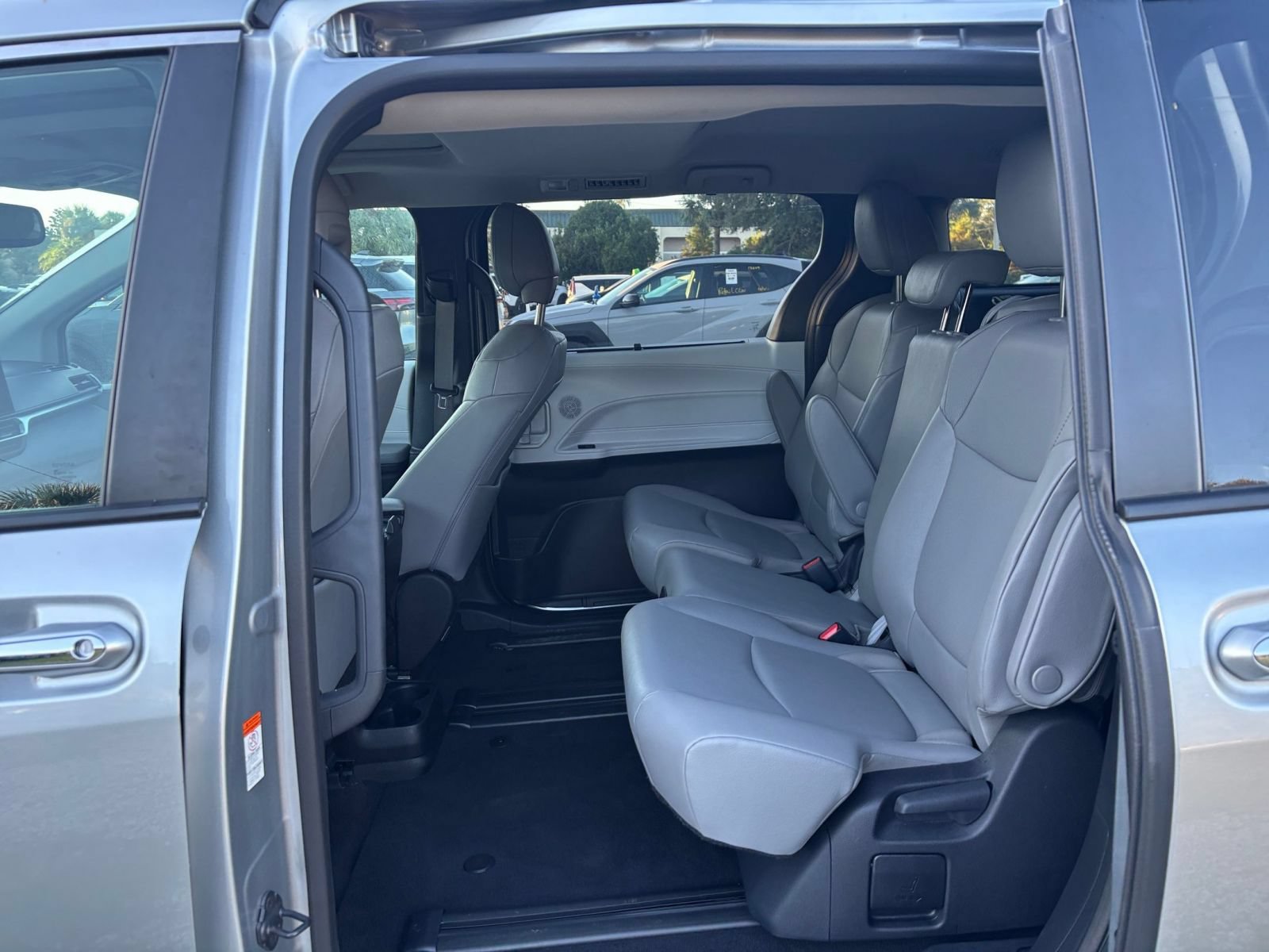 Used 2025 Toyota Sienna XLE FWD image 27