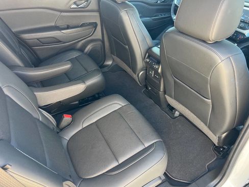 Used 2022 GMC Acadia SLT w/ Technology Package AWD/4WD image 19