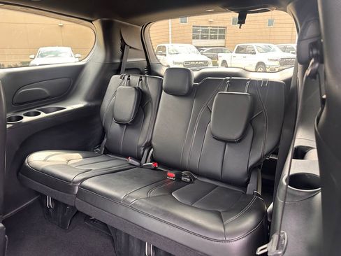 Used 2026 Chrysler Pacifica Select image 17