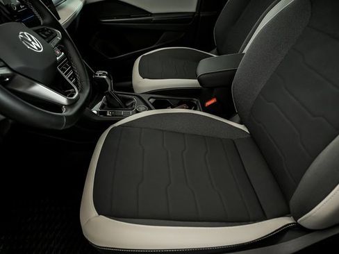 Certified 2025 Volkswagen Taos SE w/ Panoramic Sunroof Package image 10