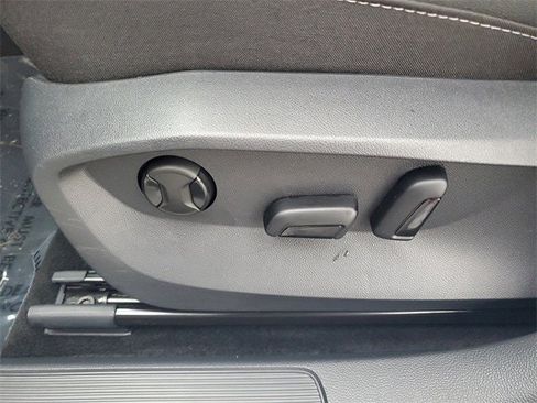 Certified 2025 Volkswagen Taos SE image 17