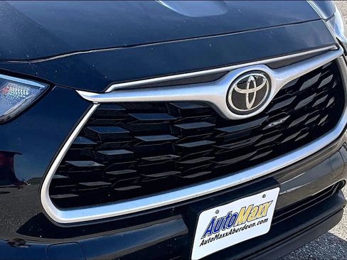 Used 2021 Toyota Highlander XLE AWD/4WD image 39