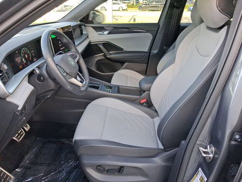 Used 2026 Volkswagen Tiguan SE R-Line image 14