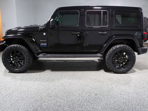 Used 2023 Jeep Wrangler Unlimited Sahara w/ Cold Weather Group AWD/4WD image 11