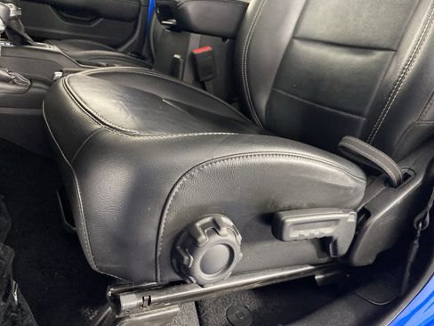 Used 2023 Jeep Wrangler Unlimited Sahara w/ Cold Weather Group AWD/4WD image 19