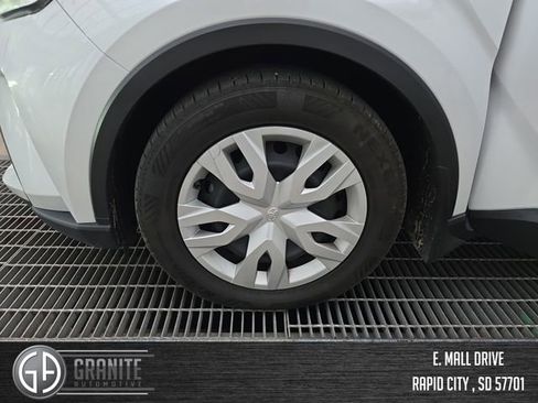 Used 2022 Toyota C-HR XLE image 26