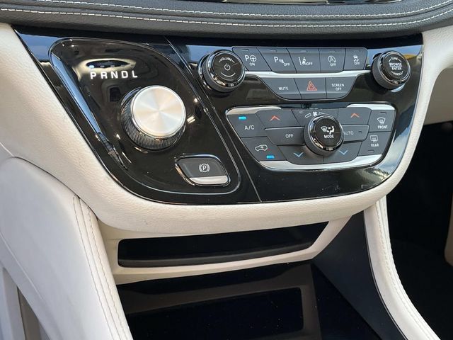 Used 2023 Chrysler Pacifica Limited FWD image 32