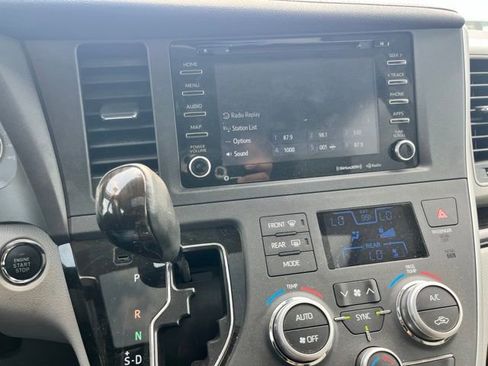 Used 2020 Toyota Sienna XLE Premium FWD image 13