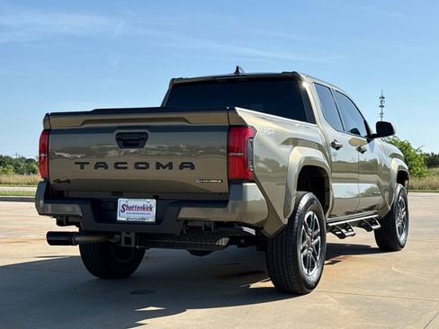 Used 2025 Toyota Tacoma TRD Sport AWD/4WD image 9