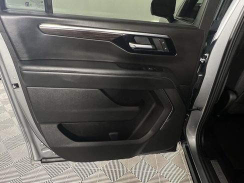 Used 2025 Chevrolet Suburban Z71 image 27