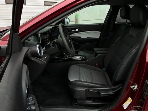 Used 2025 Chevrolet Trax LT image 10