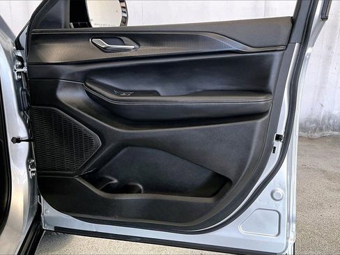 Used 2025 Jeep Grand Cherokee Altitude image 26