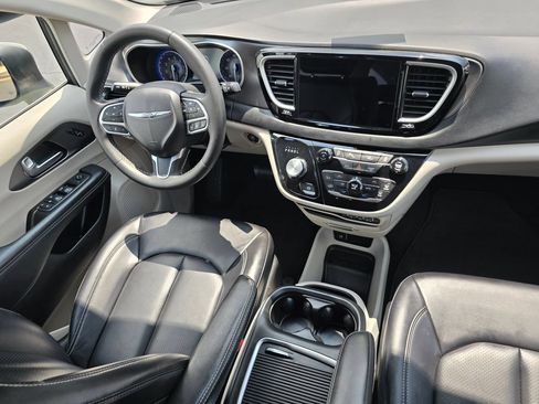 Used 2023 Chrysler Pacifica Touring-L FWD image 15