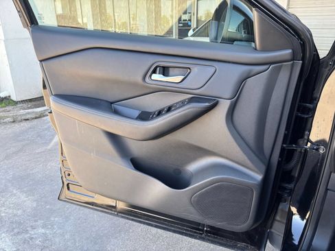 Used 2025 Nissan Rogue SV FWD image 15