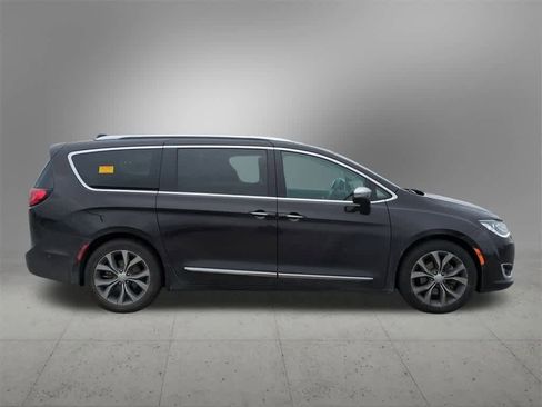 Used 2017 Chrysler Pacifica Limited image 7