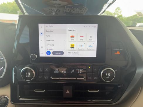 Used 2023 Toyota Highlander XLE FWD image 19