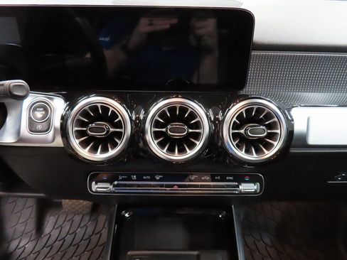 Used 2022 Mercedes-Benz GLB 250 4MATIC image 13