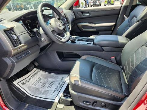 Certified 2025 Nissan Pathfinder Platinum AWD/4WD image 9