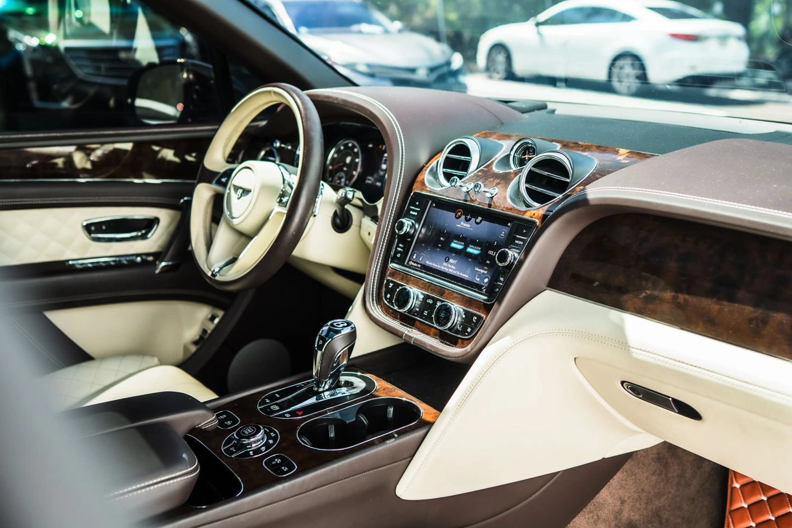 Used 2018 Bentley Bentayga AWD/4WD image 29