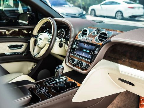 Used 2018 Bentley Bentayga AWD/4WD image 29