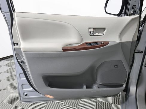 Used 2014 Toyota Sienna XLE w/ XLE Premium Package FWD image 12