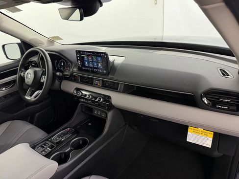 New 2025 Honda Pilot Touring image 31
