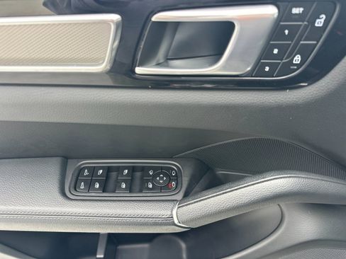 Used 2023 Porsche Cayenne Platinum Edition image 12