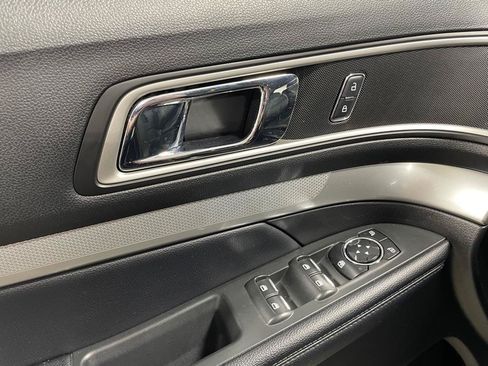 Used 2017 Ford Explorer XLT w/ Equipment Group 202A AWD/4WD image 12