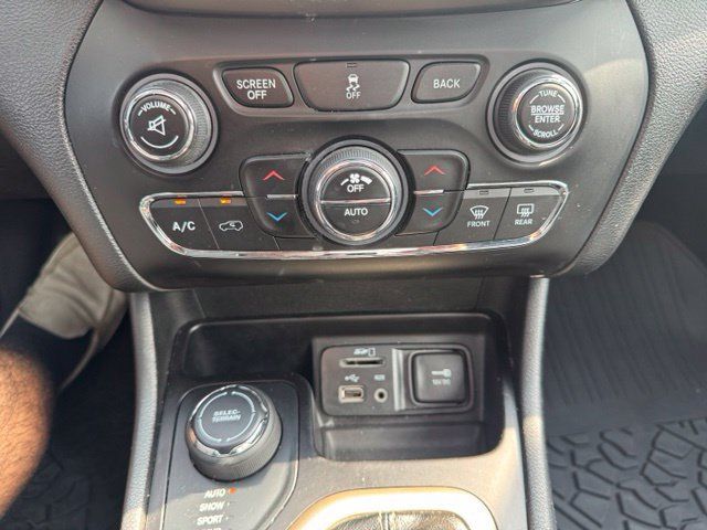 Used 2016 Jeep Cherokee Limited AWD/4WD image 27