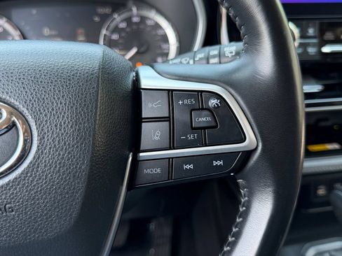 Used 2023 Toyota Highlander XLE AWD/4WD image 33