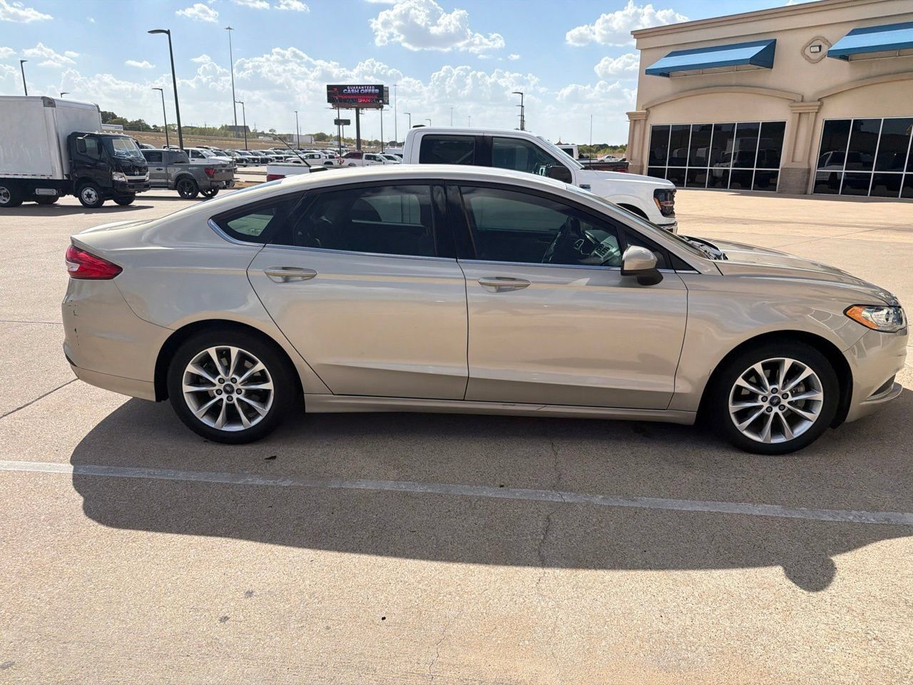 Used 2017 Ford Fusion SE w/ Fusion SE Technology Package FWD image 7