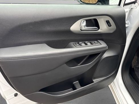 Used 2024 Chrysler Pacifica Limited w/ S Appearance Package image 24