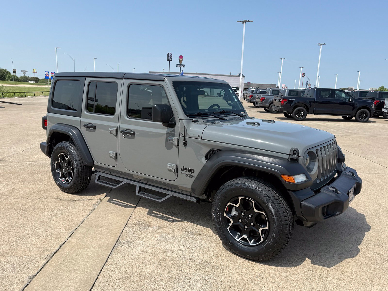 Used 2021 Jeep Wrangler Unlimited Sport AWD/4WD image 3