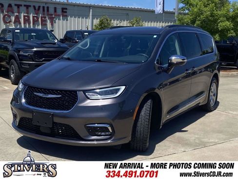 Used 2023 Chrysler Pacifica Limited FWD image 3