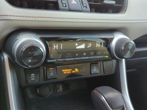 Used 2019 Toyota RAV4 XLE Premium image 18