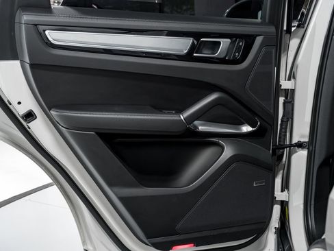 Used 2022 Porsche Cayenne Turbo AWD/4WD image 29