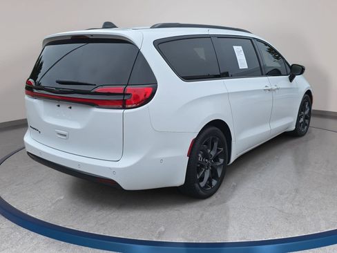 Used 2024 Chrysler Pacifica Touring-L w/ S Appearance Package FWD image 5