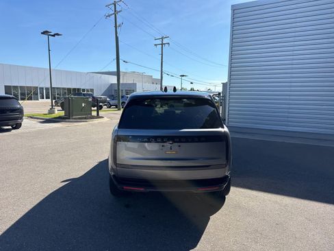 Used 2025 Land Rover Range Rover SE AWD/4WD image 4