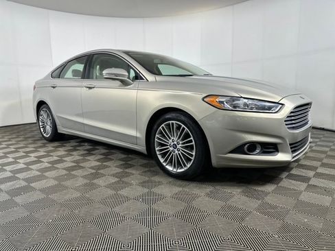 Used 2015 Ford Fusion SE w/ Equipment Group 202A image 2
