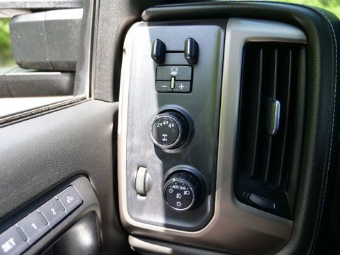 Used 2017 GMC Sierra 2500 Denali w/ Duramax Plus Package AWD/4WD image 16